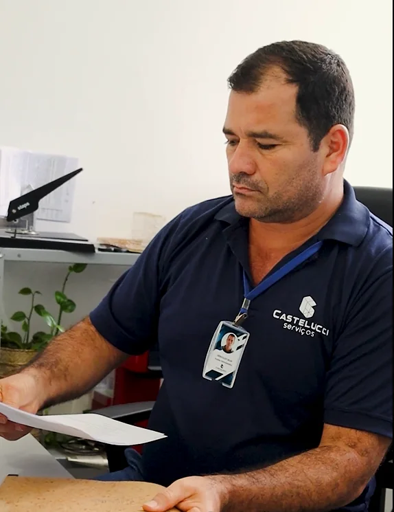 Colaborador da Castelucci Serviços em atividade administrativa