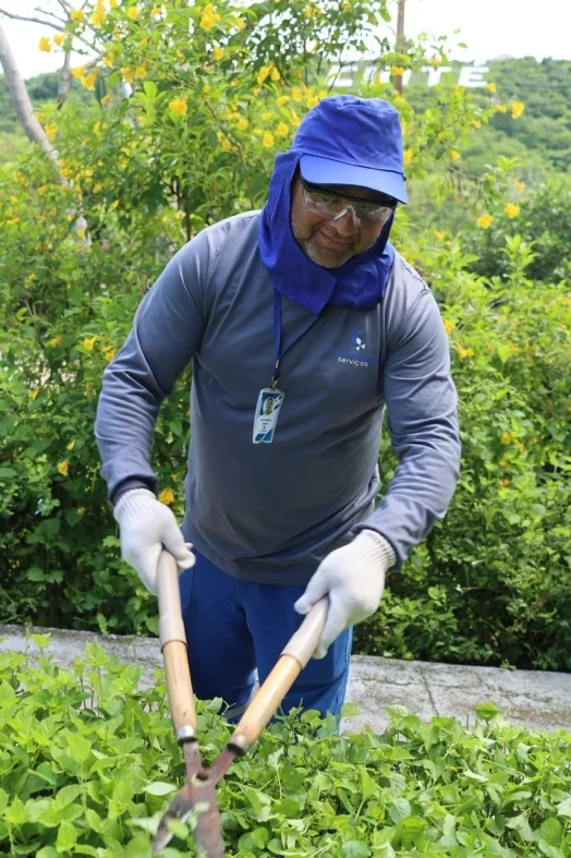 Colaborador da Castelucci Serviços realizando manutenção de jardim