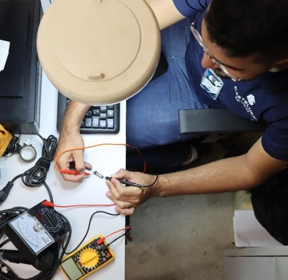 Colaborador da Castelucci Serviços realizando manutenção elétrica
